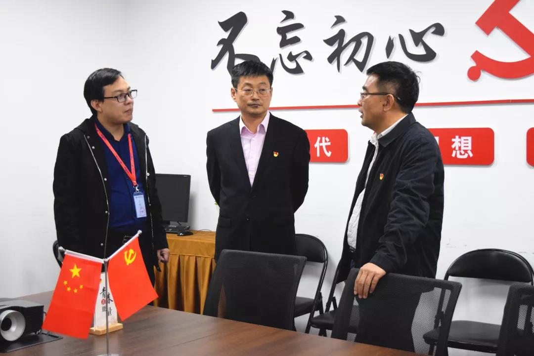 中共安陽(yáng)市委網(wǎng)信辦主任路玉軍、副主任王曉萌等一行人蒞臨安陽(yáng)青峰網(wǎng)絡(luò)指導(dǎo)工作