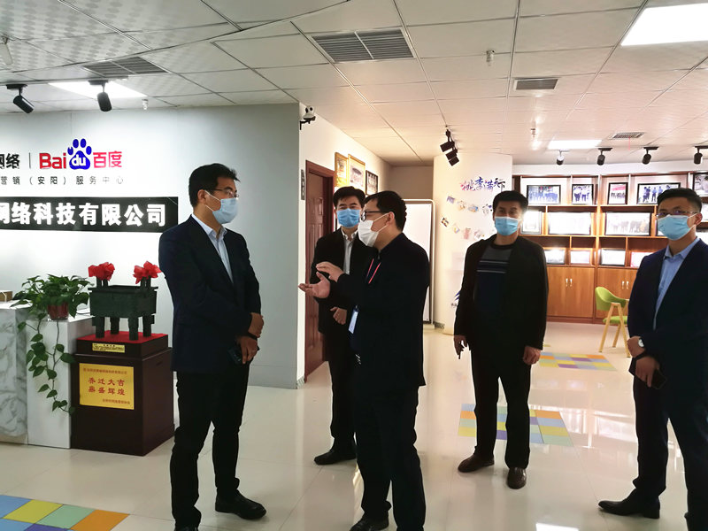安陽市商務局副局長張躍勇，攜同天津伍創(chuàng)電子商務有限公司李富民一行蒞臨安陽青峰網(wǎng)絡參觀指導?。? /></a></div>
                	<div   id=